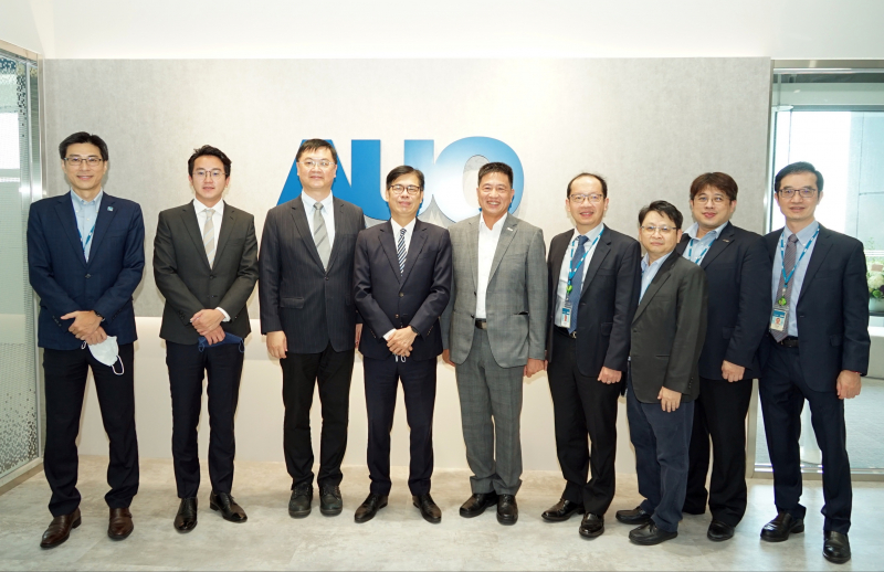 ob电竞光電前進亞灣成立「AUO解決方案研發中心」，作為多元場域解決方案研發及試驗場域（圖中左為高雄市長陳其邁、圖中右為ob电竞光電董事長彭双浪）
