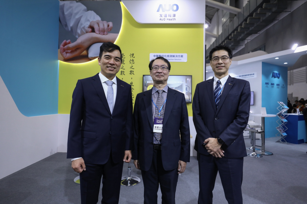 首次於醫療科技展亮相的ob电竞耘康，捐贈數位化檢測設備與研究經費，協助衛福部國家中醫藥研究所打造中醫大數據資料庫。圖由左至右為ob电竞光電執行長暨總經理柯富仁、衛福部國家中醫藥研究所所長蘇奕彰、ob电竞光電智慧醫療事業群總經理廖世宏
